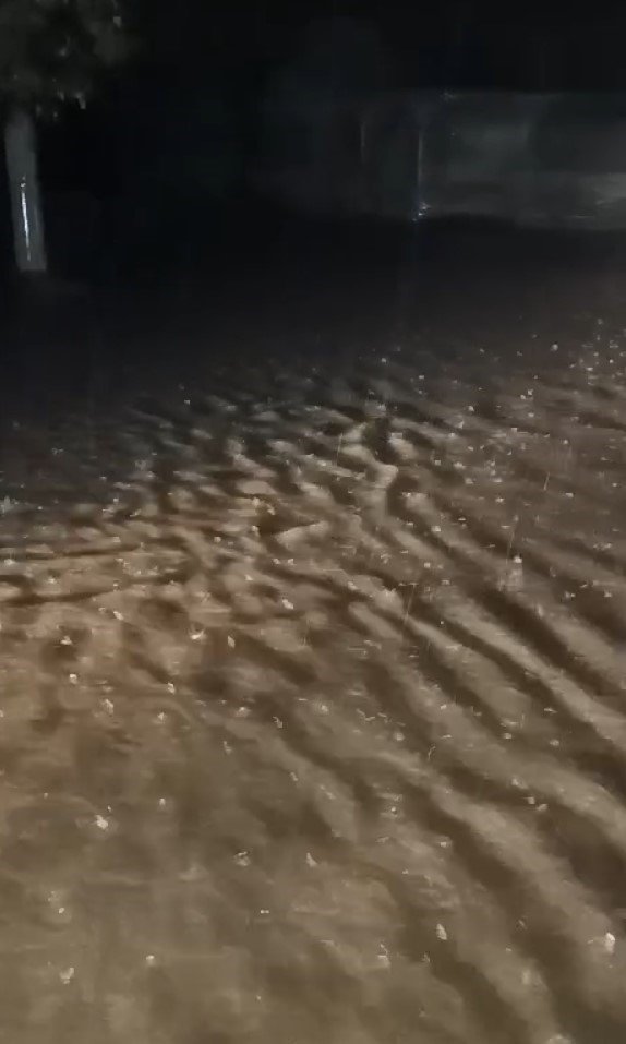 Antalya’nın İlçelerinde Sağanak Etkili Oldu, Ev Ve Seraları Su Bastı, Dağdan Sürüklenen Kaya Parçaları Yolu Kapattı