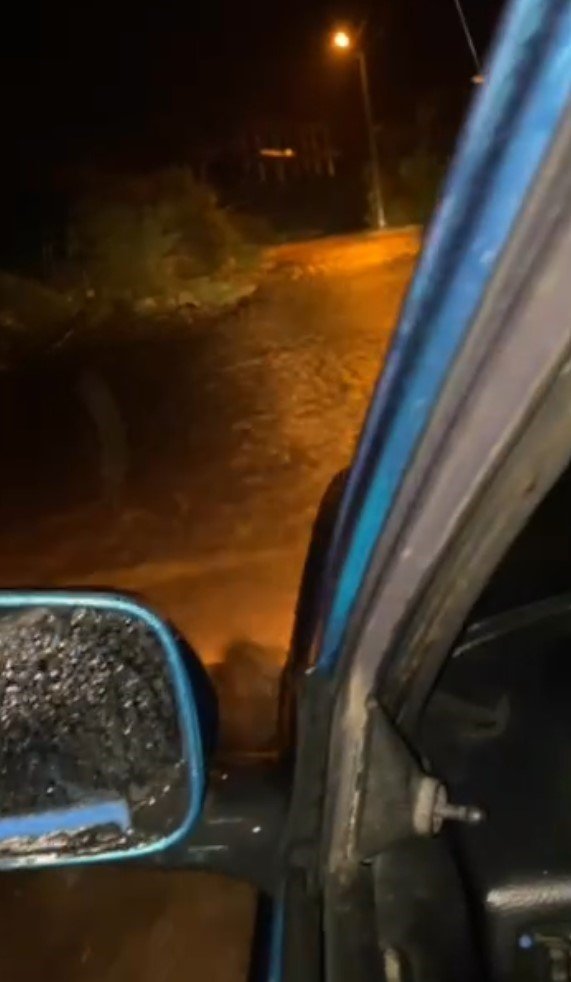 Antalya’nın İlçelerinde Sağanak Etkili Oldu, Ev Ve Seraları Su Bastı, Dağdan Sürüklenen Kaya Parçaları Yolu Kapattı