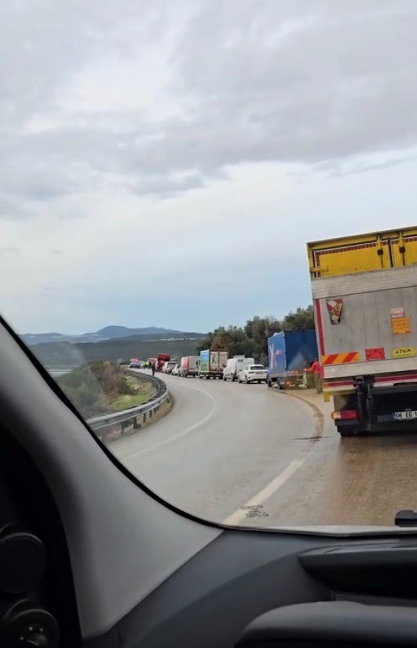 Antalya’nın İlçelerinde Sağanak Etkili Oldu, Ev Ve Seraları Su Bastı, Dağdan Sürüklenen Kaya Parçaları Yolu Kapattı