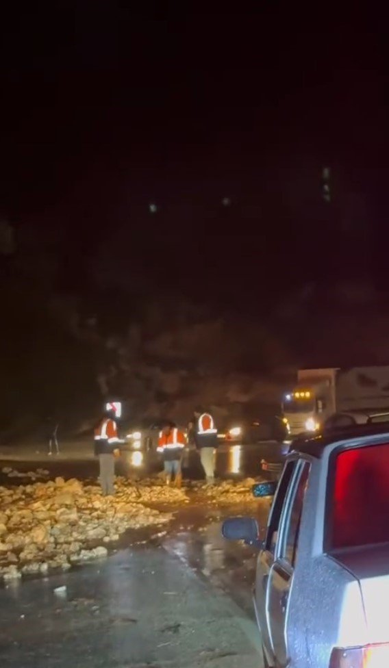 Antalya’nın İlçelerinde Sağanak Etkili Oldu, Ev Ve Seraları Su Bastı, Dağdan Sürüklenen Kaya Parçaları Yolu Kapattı