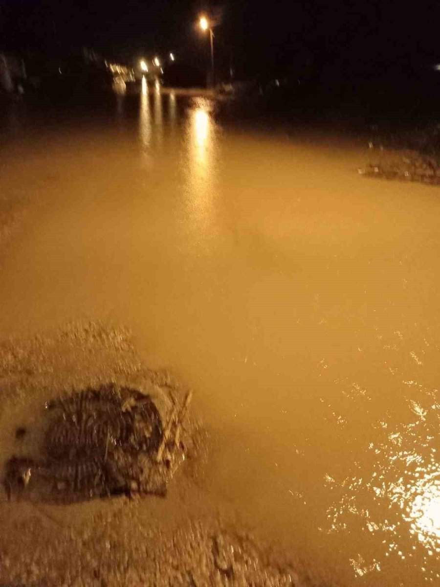 Antalya’nın İlçelerinde Sağanak Etkili Oldu, Ev Ve Seraları Su Bastı, Dağdan Sürüklenen Kaya Parçaları Yolu Kapattı