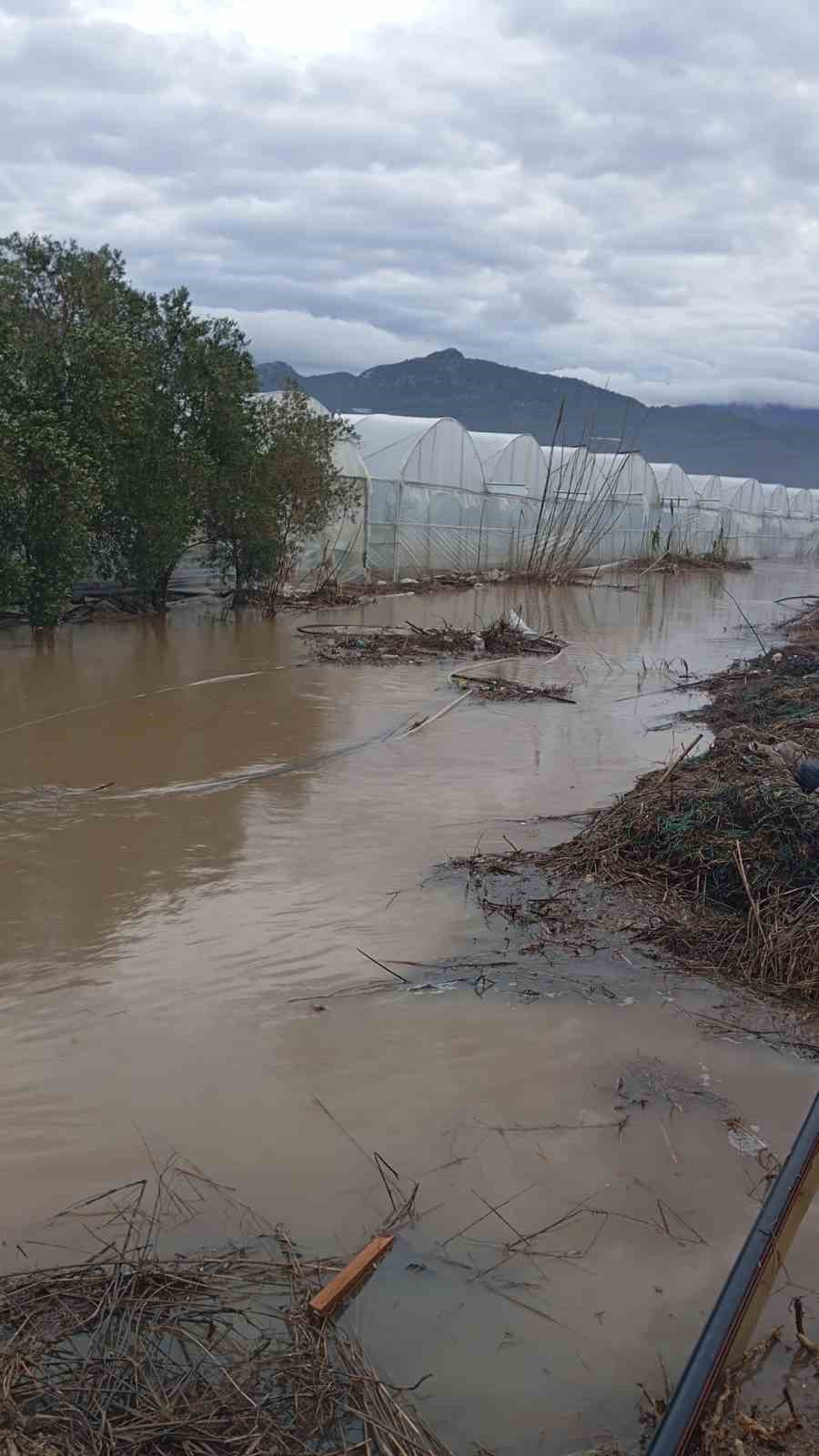 Antalya’nın İlçelerinde Sağanak Etkili Oldu, Ev Ve Seraları Su Bastı, Dağdan Sürüklenen Kaya Parçaları Yolu Kapattı