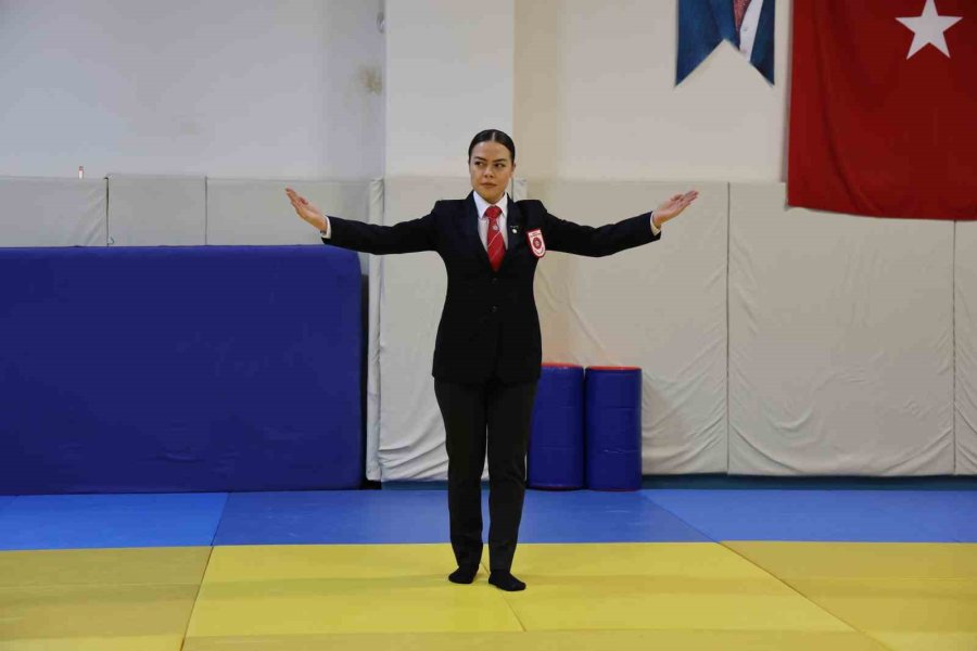 Eskişehir’in Güçlü Kadını: Hem Hakem Hem De Aşçı