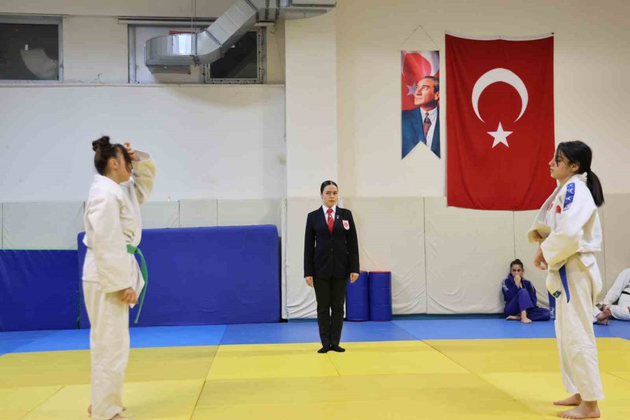 Eskişehir’in Güçlü Kadını: Hem Hakem Hem De Aşçı