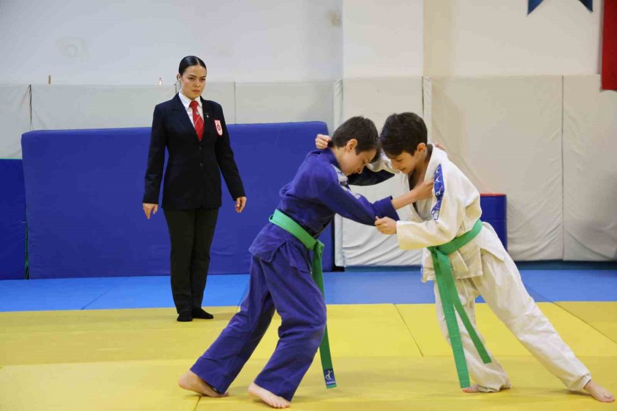 Eskişehir’in Güçlü Kadını: Hem Hakem Hem De Aşçı