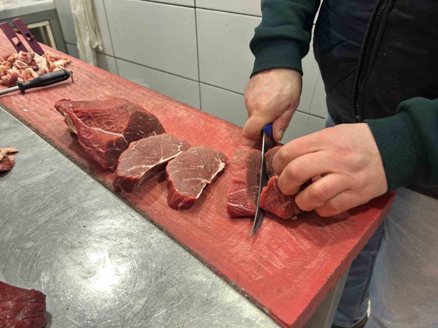 Kasaplar Soğuk Havada Hem Eti, Hem Kendi Sağlıklarını Düşünüyor