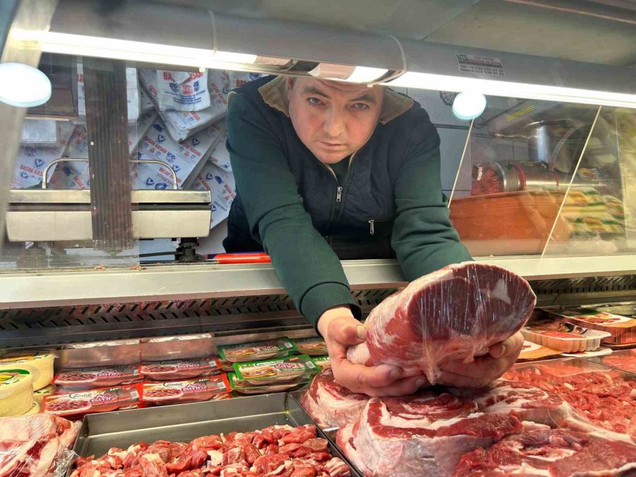 Kasaplar Soğuk Havada Hem Eti, Hem Kendi Sağlıklarını Düşünüyor