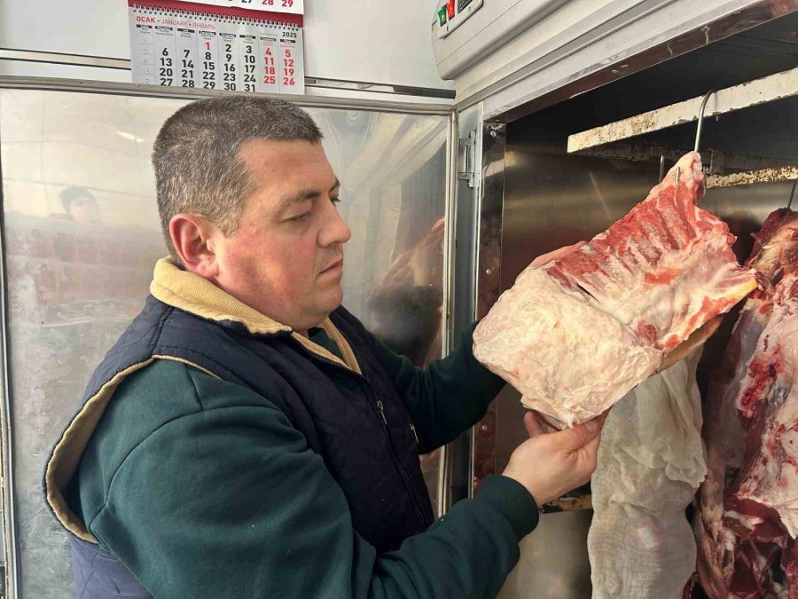 Kasaplar Soğuk Havada Hem Eti, Hem Kendi Sağlıklarını Düşünüyor