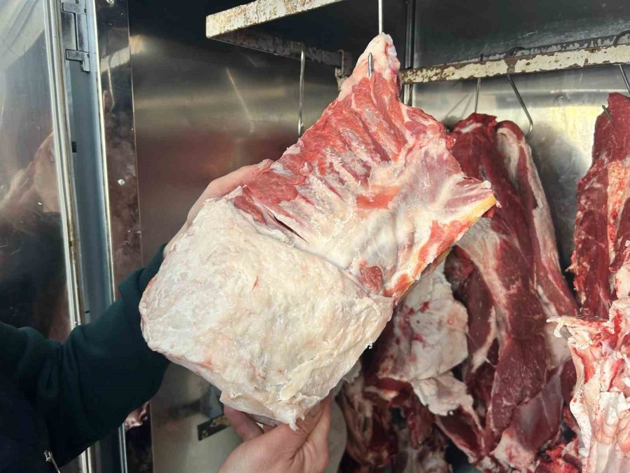 Kasaplar Soğuk Havada Hem Eti, Hem Kendi Sağlıklarını Düşünüyor