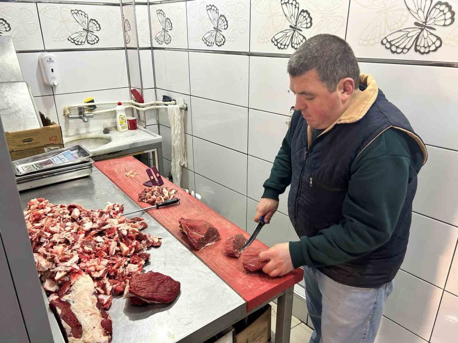 Kasaplar Soğuk Havada Hem Eti, Hem Kendi Sağlıklarını Düşünüyor