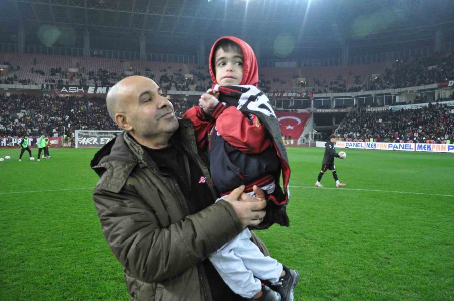 Eskişehirspor’un Rekor Kırdığı Maçta Kelebek Hastası Nurettin Efe Keskin Taraftara Üçlü Çektirdi