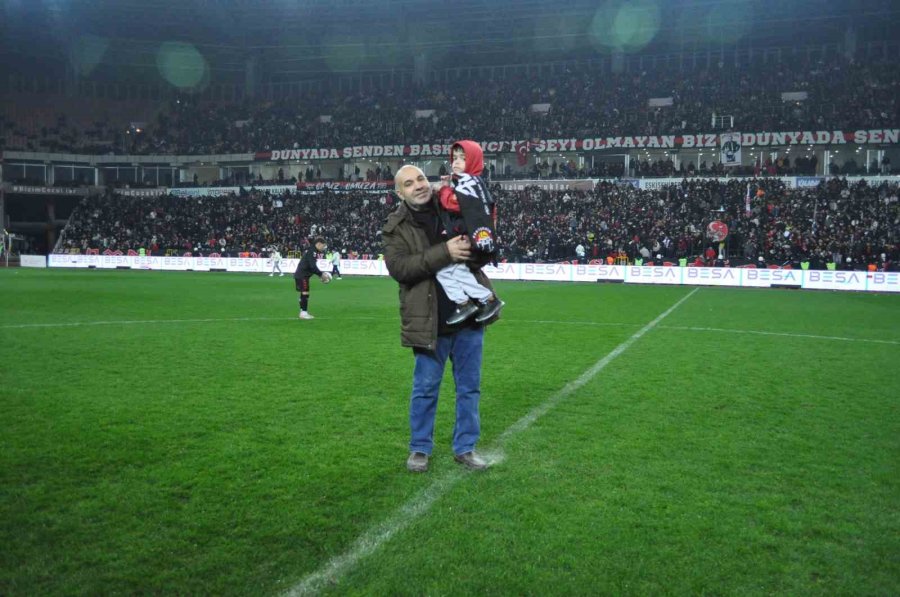 Eskişehirspor’un Rekor Kırdığı Maçta Kelebek Hastası Nurettin Efe Keskin Taraftara Üçlü Çektirdi