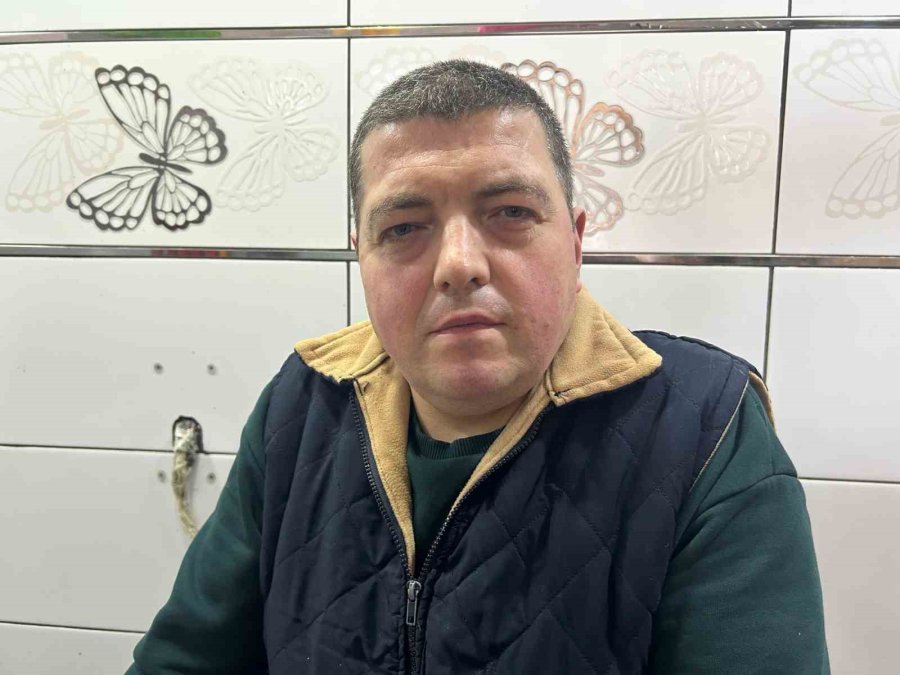 Kasaplar Soğuk Havada Hem Eti, Hem Kendi Sağlıklarını Düşünüyor