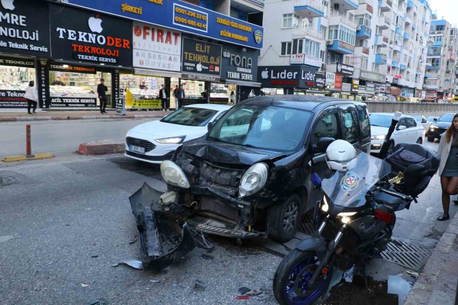 Antalya’da 3 Aracın Karıştığı Zincirleme Kazada 1 Kişi Yaralandı