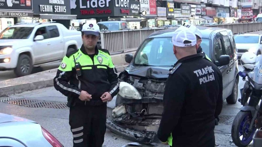 Antalya’da 3 Aracın Karıştığı Zincirleme Kazada 1 Kişi Yaralandı
