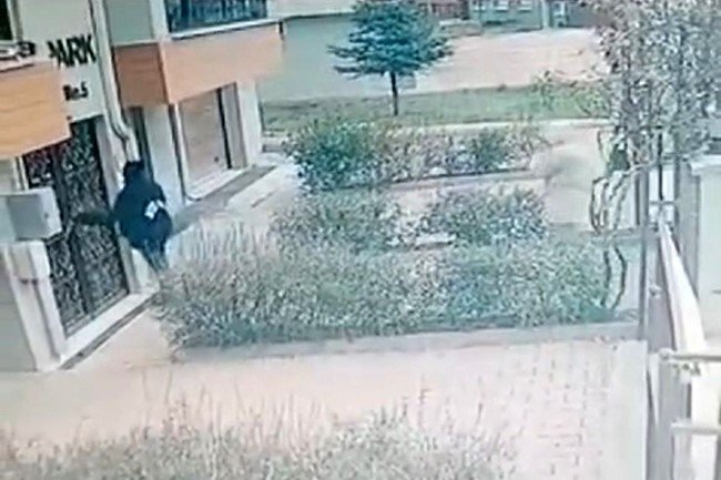 Apartmana Giremeyen Hırsızlık Şüphelileri Kameraya Yakalandı