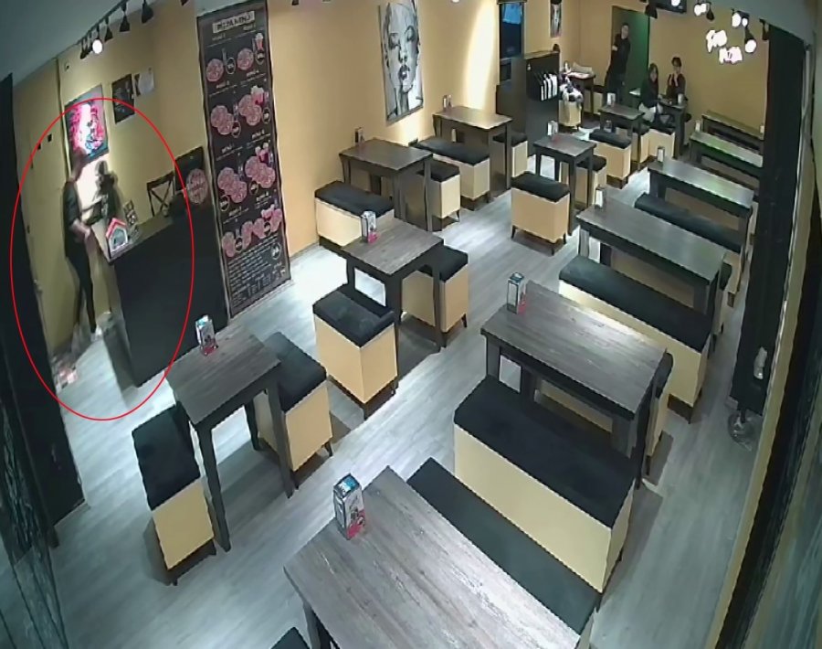Restoranın Kasasından Para Çalmaya Çalışan Çocuk Son Anda Yakalandı