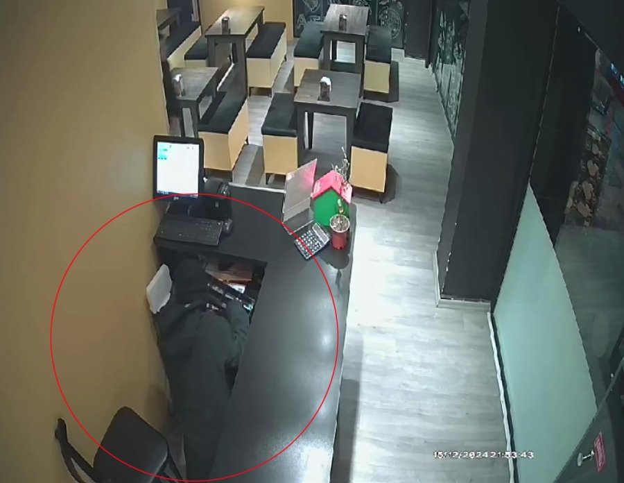 Restoranın Kasasından Para Çalmaya Çalışan Çocuk Son Anda Yakalandı