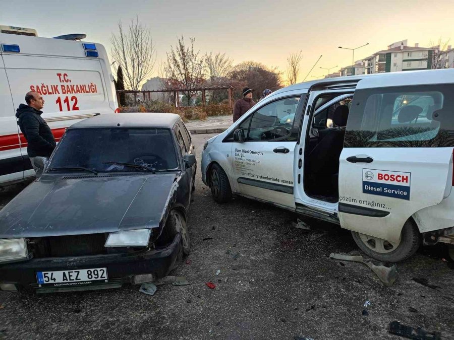 Gizli Buzlanma Yüzünden 3 Araç Bir Birine Girdi