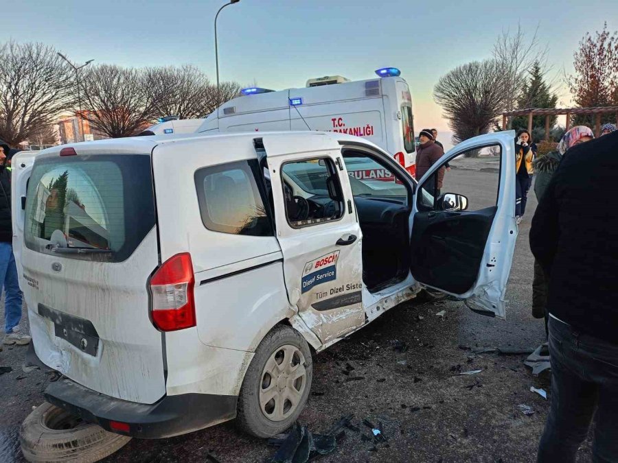 Gizli Buzlanma Yüzünden 3 Araç Bir Birine Girdi
