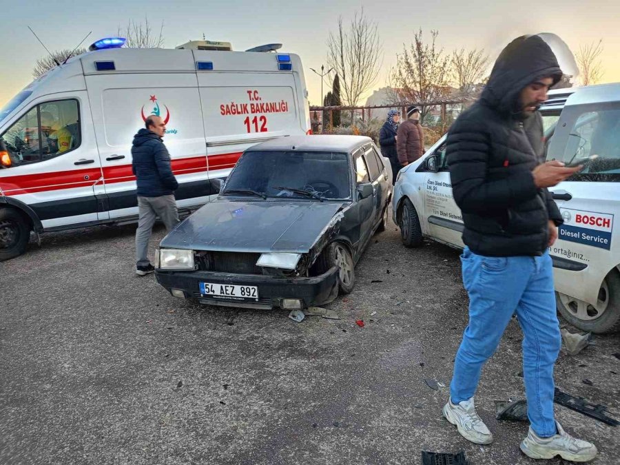 Gizli Buzlanma Yüzünden 3 Araç Bir Birine Girdi