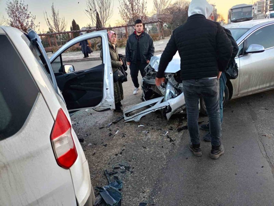 Gizli Buzlanma Yüzünden 3 Araç Bir Birine Girdi