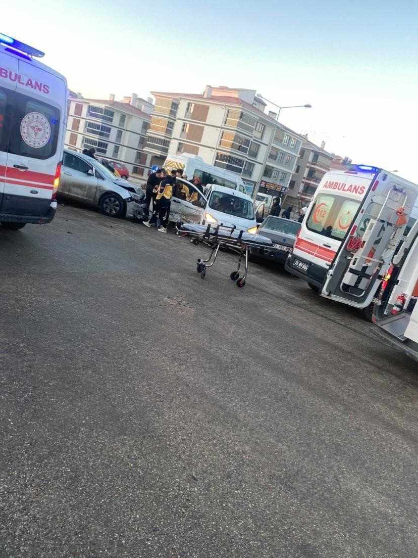 Gizli Buzlanma Yüzünden 3 Araç Bir Birine Girdi