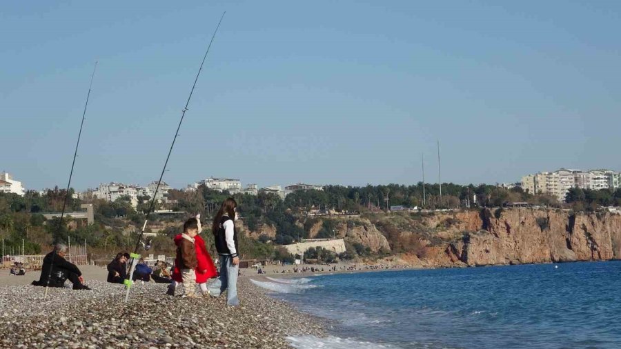 Antalya’da Aralık Ayında Yazdan Kalma Günler Yaşanıyor