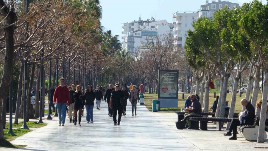 Antalya’da Aralık Ayında Yazdan Kalma Günler Yaşanıyor