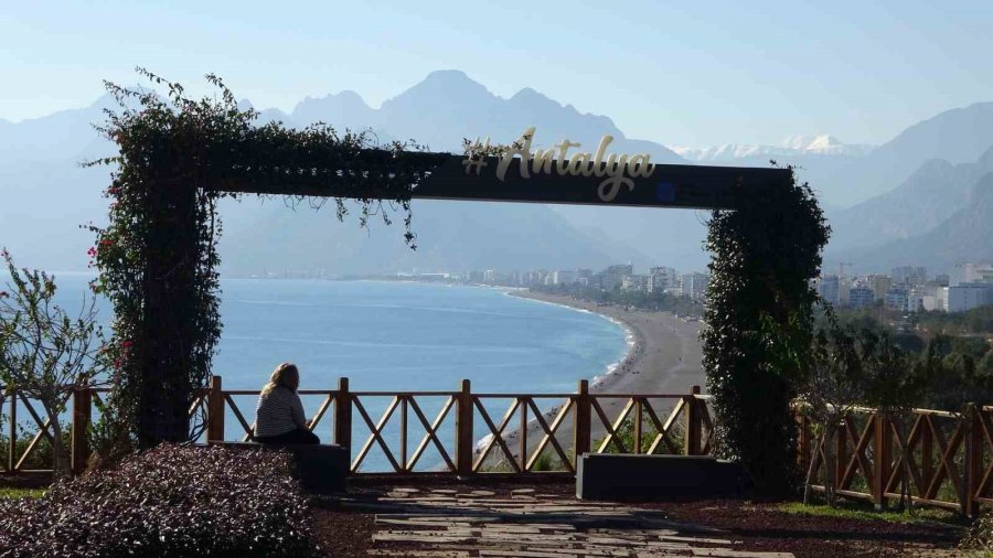 Antalya’da Aralık Ayında Yazdan Kalma Günler Yaşanıyor