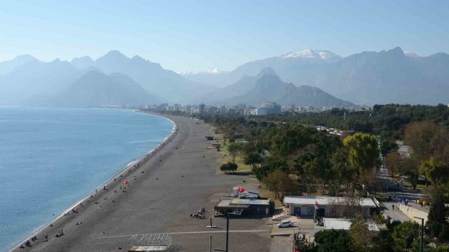 Antalya’da Aralık Ayında Yazdan Kalma Günler Yaşanıyor