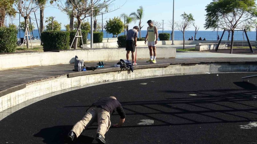 Antalya’da Aralık Ayında Yazdan Kalma Günler Yaşanıyor