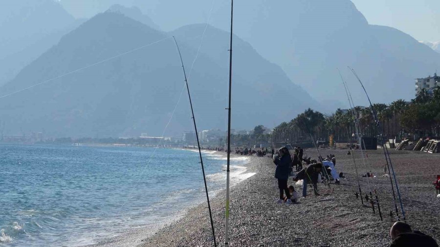 Antalya’da Aralık Ayında Yazdan Kalma Günler Yaşanıyor