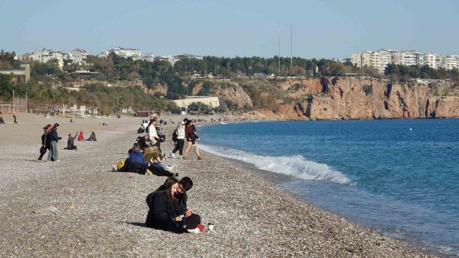 Antalya’da Aralık Ayında Yazdan Kalma Günler Yaşanıyor