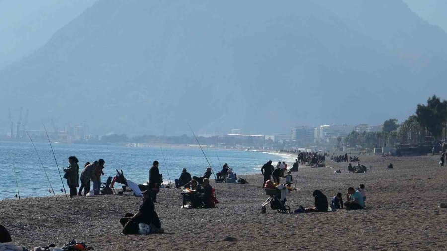 Antalya’da Aralık Ayında Yazdan Kalma Günler Yaşanıyor