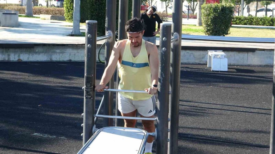 Antalya’da Aralık Ayında Yazdan Kalma Günler Yaşanıyor