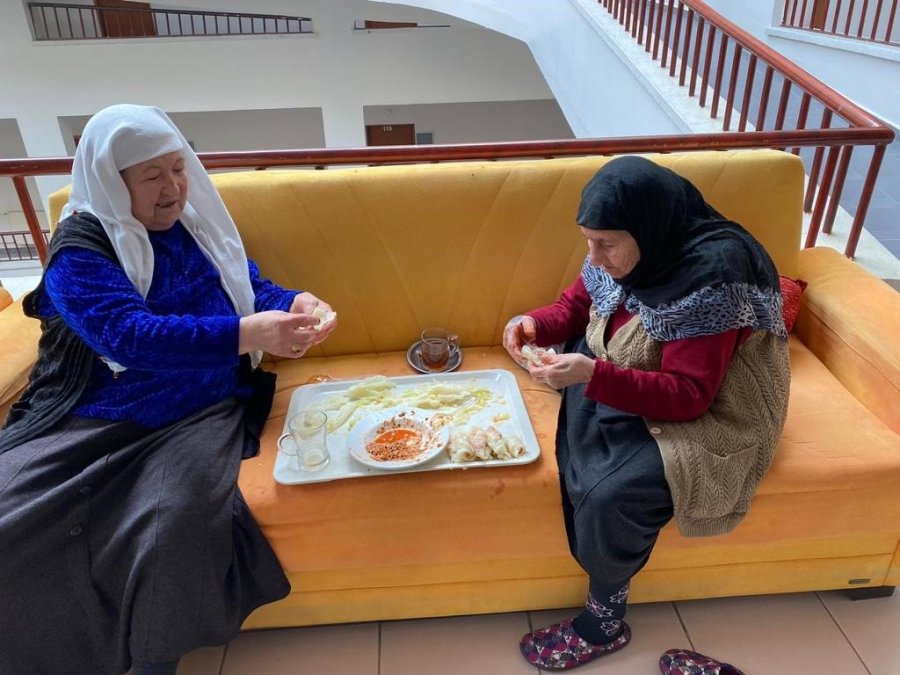 Huzurevi Sakinleri Lahana Sarıp Mantı Sıktı