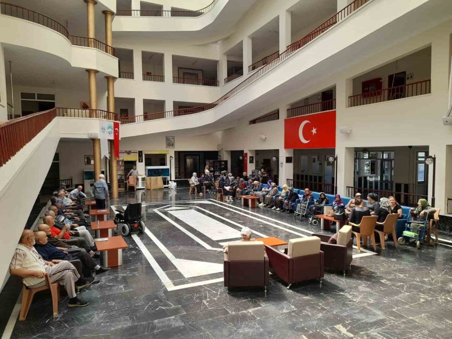 Huzurevi Sakinleri Lahana Sarıp Mantı Sıktı