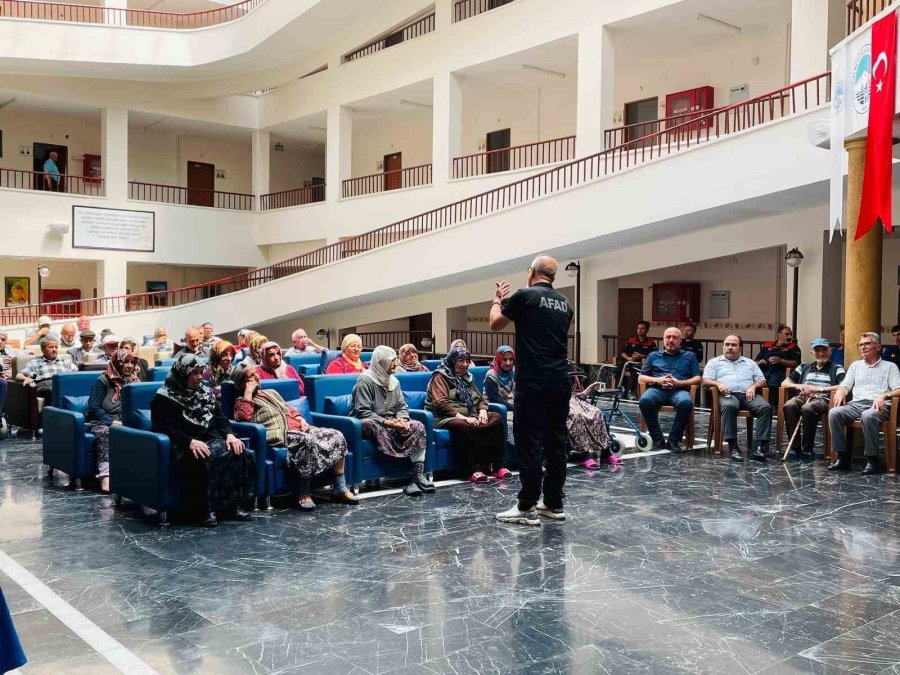 Huzurevi Sakinleri Lahana Sarıp Mantı Sıktı