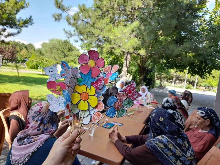 Huzurevi Sakinleri Lahana Sarıp Mantı Sıktı