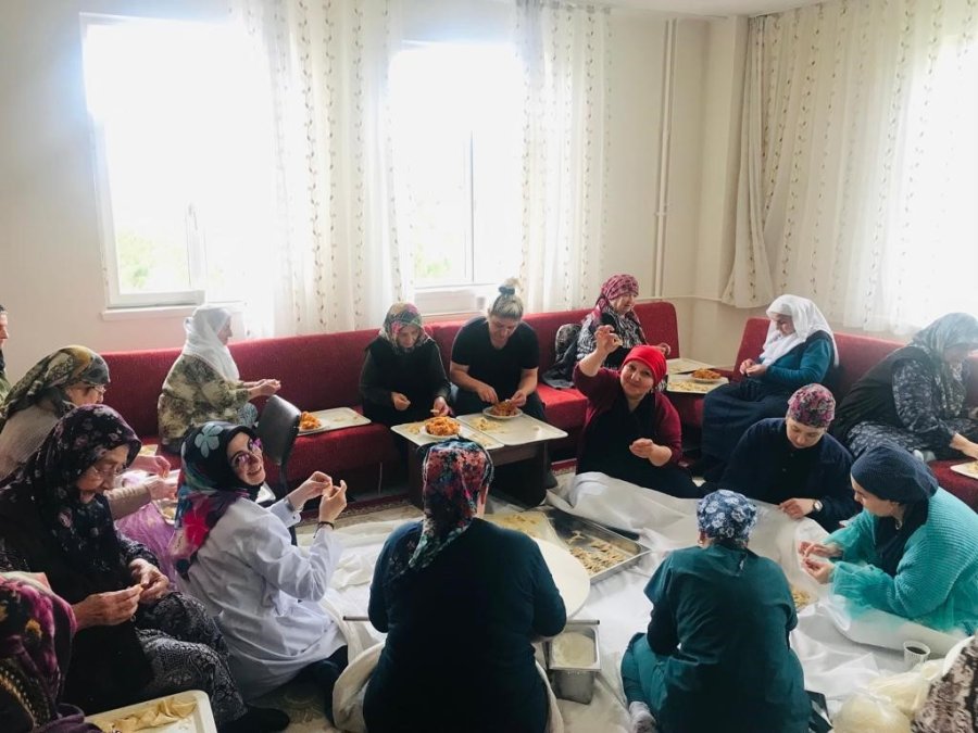 Huzurevi Sakinleri Lahana Sarıp Mantı Sıktı