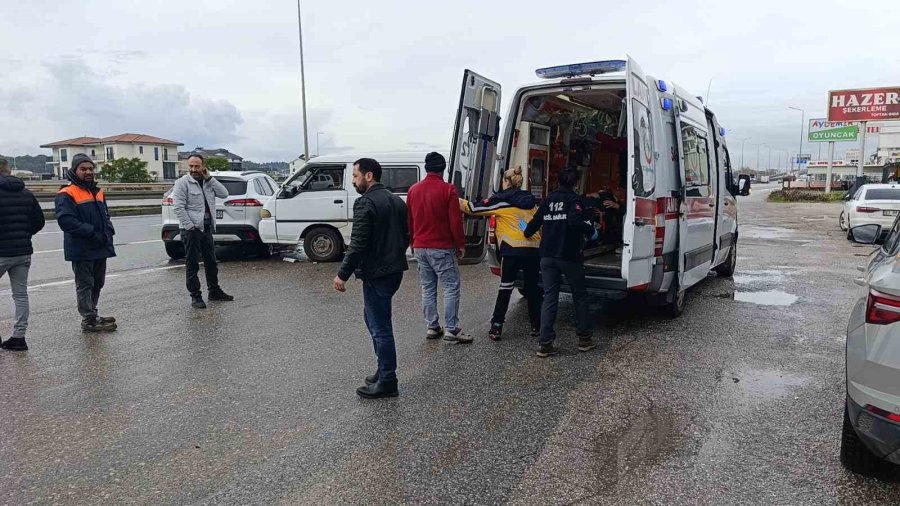 Kamyonet İle Otomobil Çarpıştı: 1 Yaralı