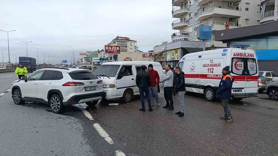 Kamyonet İle Otomobil Çarpıştı: 1 Yaralı