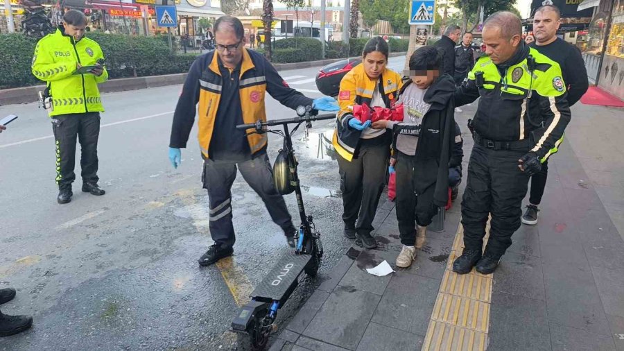 Midibüse Arkadan Çarpan Elektrikli Scooter Sürücüsü Çocuk Yaralandı