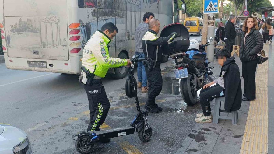 Midibüse Arkadan Çarpan Elektrikli Scooter Sürücüsü Çocuk Yaralandı