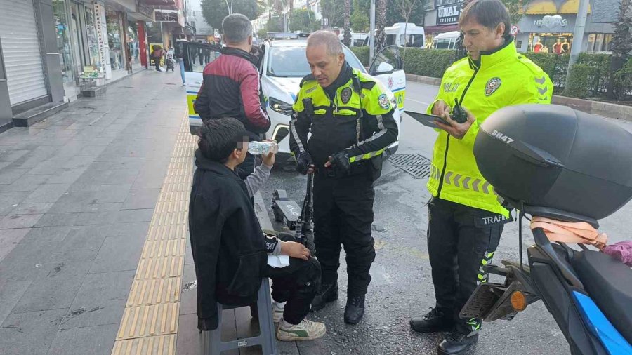 Midibüse Arkadan Çarpan Elektrikli Scooter Sürücüsü Çocuk Yaralandı