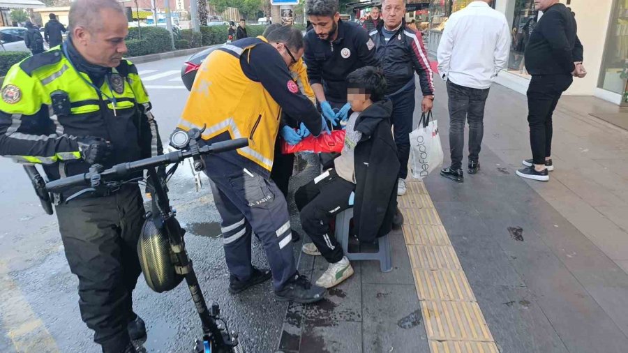 Midibüse Arkadan Çarpan Elektrikli Scooter Sürücüsü Çocuk Yaralandı