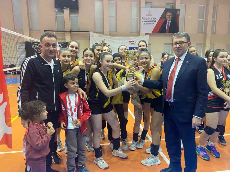 Okul Sporları Voleybol Yıldız Erkek Ve Kız Maçları Sona Erdi
