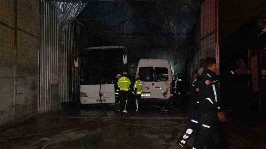 Araç Boyama Atölyesindeki Araçlarla Birlikte Alev Alev Yandı, 24 Yaşındaki Genç Feci Şekilde Can Verdi