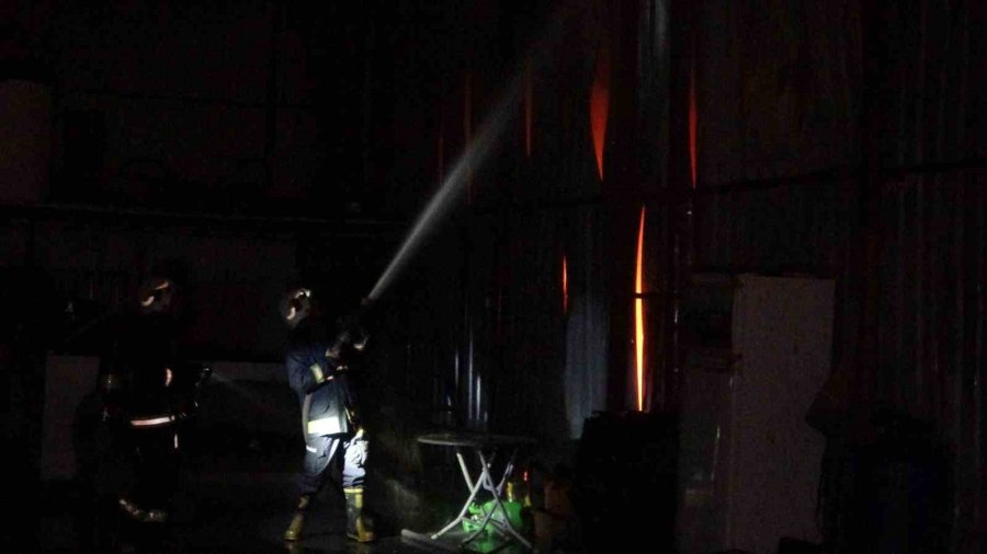 Araç Boyama Atölyesindeki Araçlarla Birlikte Alev Alev Yandı, 24 Yaşındaki Genç Feci Şekilde Can Verdi